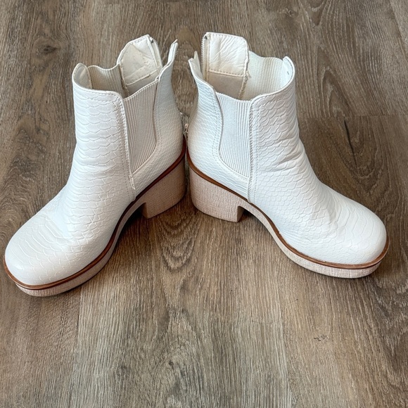 Pierre dumas- White Women's Boots- size 7 (runs large) - Picture 2 of 7